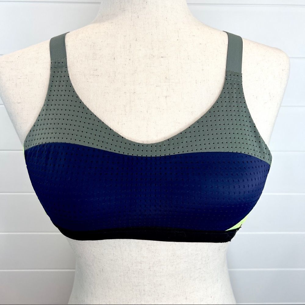 🌺3 FOR$20🌺 - Victoria’s Secret Victoria Sport Lightweight  Athletic Bra 32A